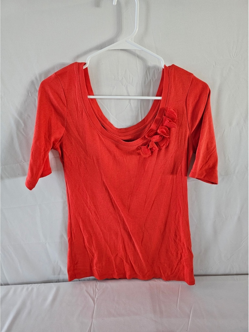 New York & Company Red Cotton Scoop Neck Top with Floral Detail Size S